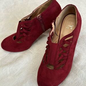 JG Shoes Heels Cranberry Women’s Size 10 Faux Suede
